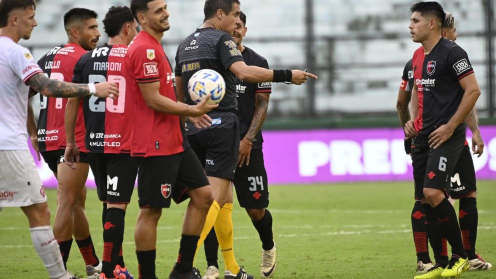 Newell's y su tarde de furia contra el árbitro Echavarría en el debut de Fabbiani como DT, derrota con Barracas