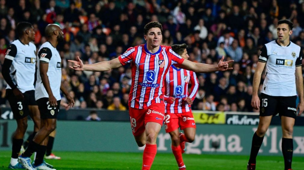 Con doblete de Julián Álvarez y uno de Correa, Atlético de Madrid goleó a Valencia y sigue peleando en La Liga