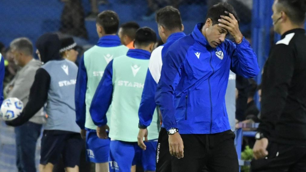 Vélez en caída libre: de la poca paciencia de los hinchas con Sebastián Domínguez al caliente cruce de un periodista con el entrenador