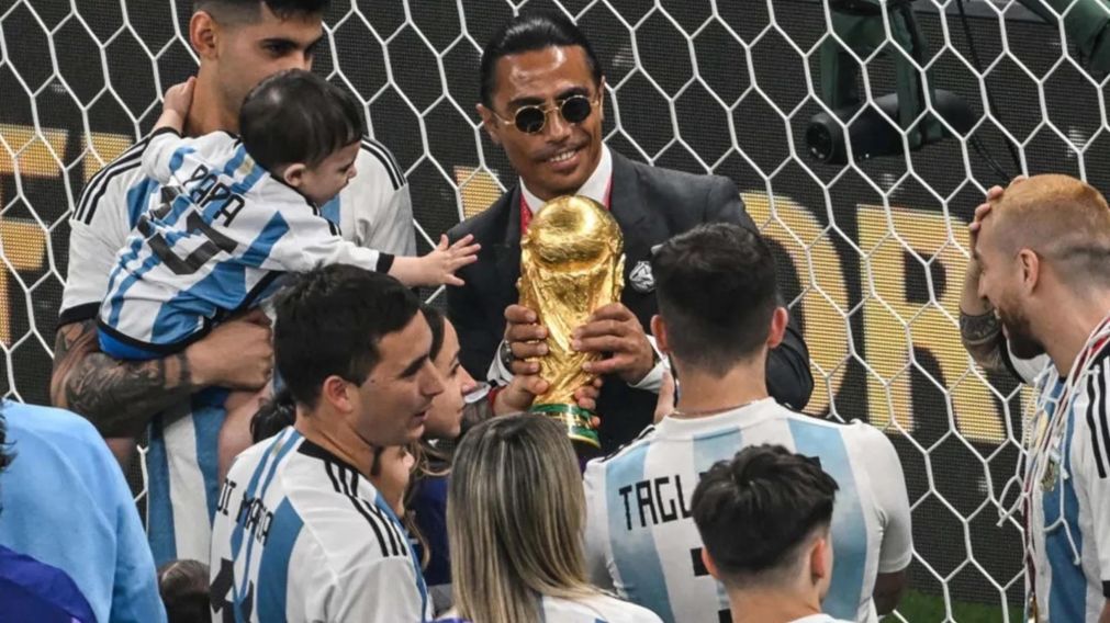 Tocó la Copa del Mundo, la FIFA lo sancionó y ahora se arrepintió: el descargo de Salt Bae