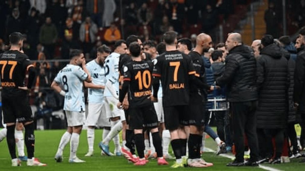Al Galatasaray de Mauro Icardi le regalaron un penal ins�lito y el rival se retir� de la cancha: el video
