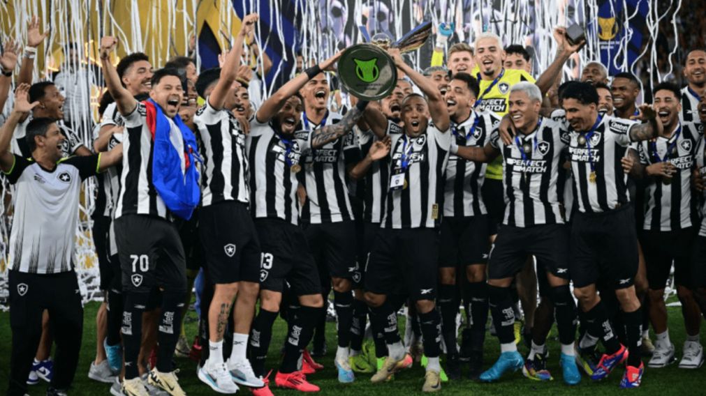 Escándalo en Botafogo: los hinchas están en llamas con el dueño a quien acusaron de desarmar su equipo para favorecer al Lyon de Francia