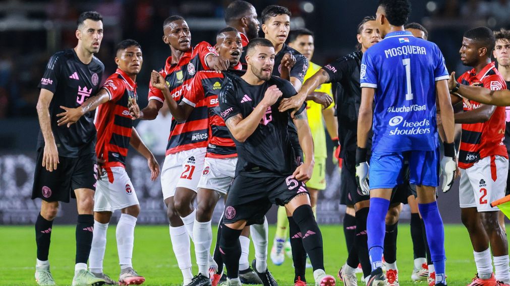 La violenta acción contra Lionel Messi que terminó con una roja en un amistoso ante Inter Miami y Sporting San Miguelito