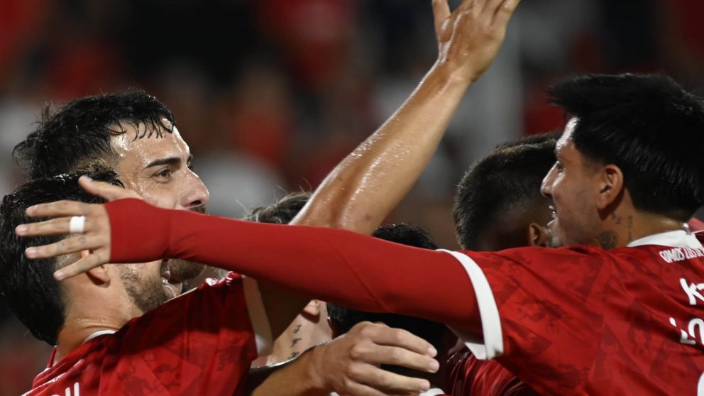 Independiente está hasta las manos: el Rojo recibió otra ayuda arbitral, borró a Gimnasia y se ilusiona