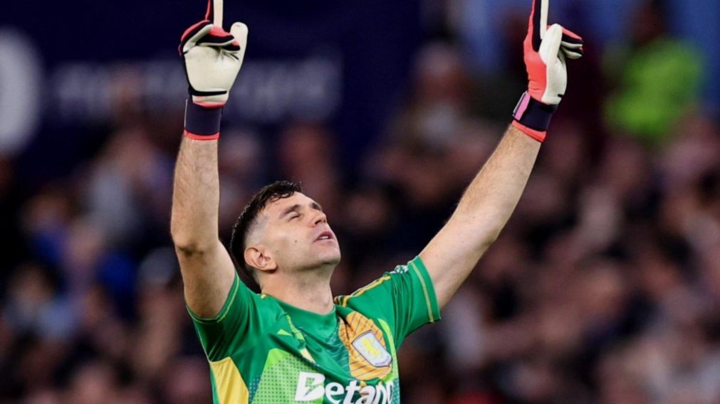 Dibu Martínez podría tener como compañero en Aston Villa a un campeón del mundo con la Selección Argentina