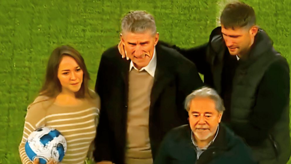 El Pat�n Bauza recibi� un emotivo homenaje en su regreso a la Liga de Quito: la tremenda ovaci�n de sus hinchas