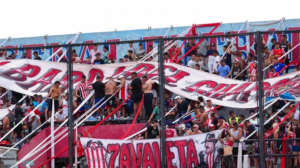 Hubo lío con los hinchas de Barracas en la cancha de Arsenal: piedrazos, balas de goma y habría dos heridos