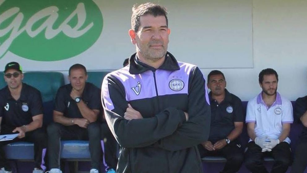 Dolor en el fútbol argentino: falleció el DT de Fénix Gustavo Cisneros luego de una dura lucha contra el cáncer