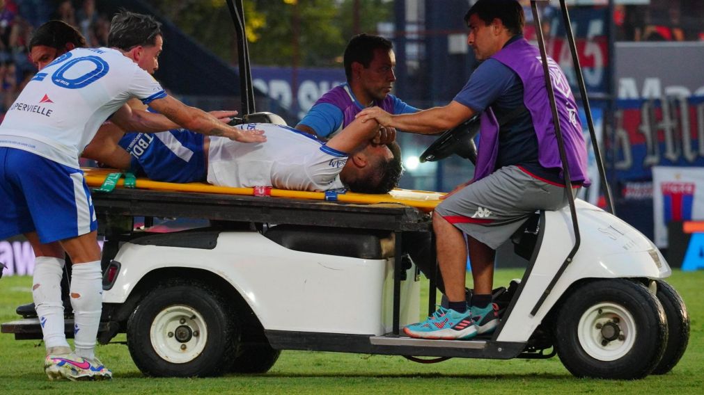 Vélez arrancó torcido ante Tigre: el video con la posible fractura de un jugador clave