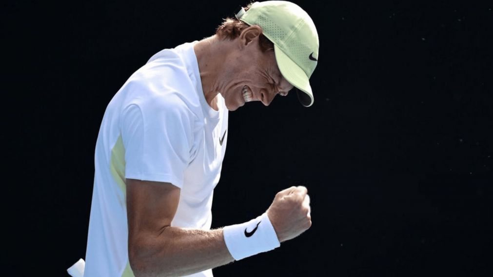 Jannik Sinner avanza a paso firme en el Abierto de Australia