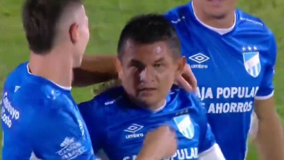Video: el tremendo golazo de mitad de cancha del Pulga Rodríguez en el amistoso entre Atlético Tucumán y Universidad Católica