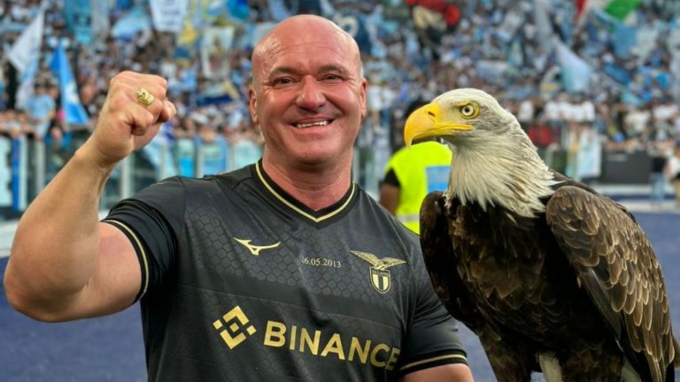 Lazio echó a Juan Bernabé por publicar fotos de la prótesis de su pene