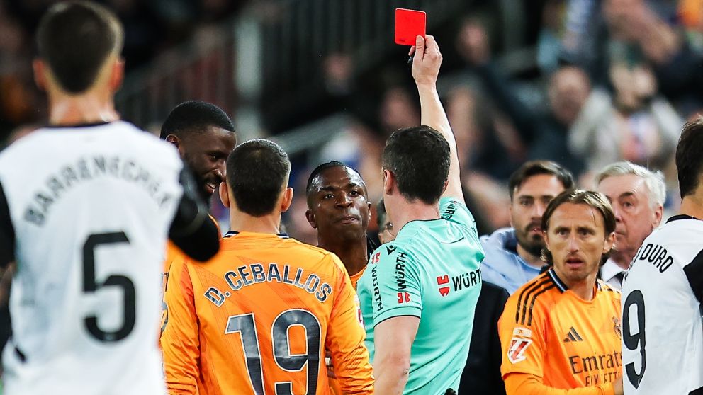 Vinicius Jr. protagoniz� otro esc�ndalo en Valencia y se fue expulsado, pero el Real Madrid gan� y es puntero: los videos
