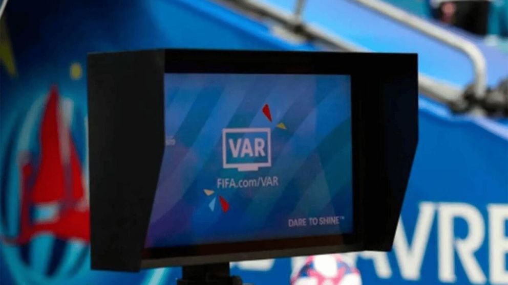 Cambios en las reglas del fútbol: se sancionará a los arqueros que demoren el juego y se anunciaran las decisiones del VAR