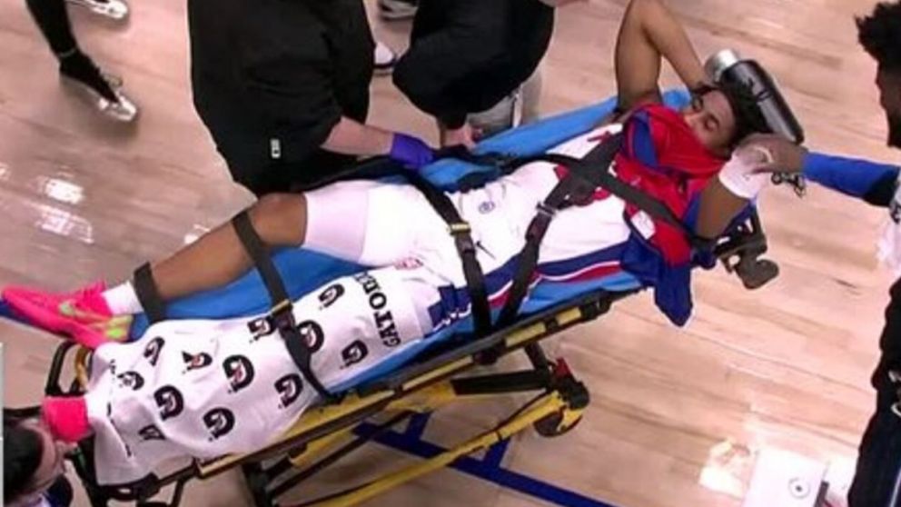 Una figura de la NBA debió abandonar la cancha en camilla tras una dura lesión: el video