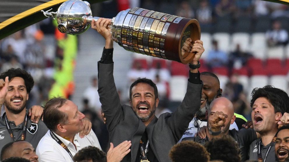 Artur Jorge, DT de Botafogo, le ganó a dos argentinos y fue el mejor de Sudamérica en 2024