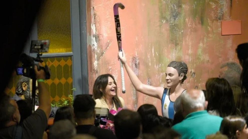 VIDEO: Luciana Aymar recibió un conmovedor reconocimiento en Rosario