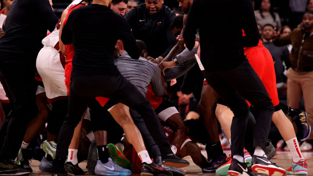Trompadas e insultos en la NBA: siete expulsados en escandalosa pelea entre Houston Rockets y Miami Heat