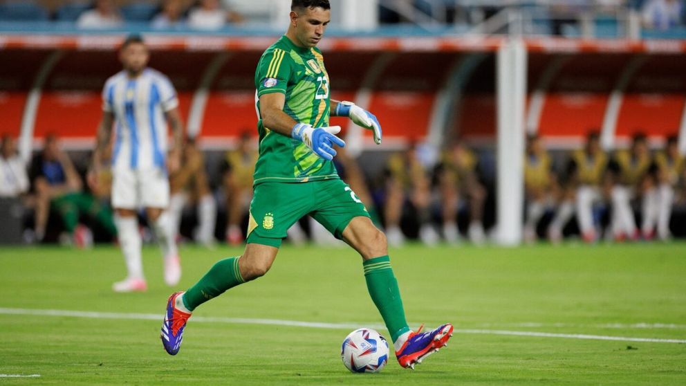 Dibu Martínez fue incluido por la IFFHS en el once ideal del 2024: quiénes lo componen