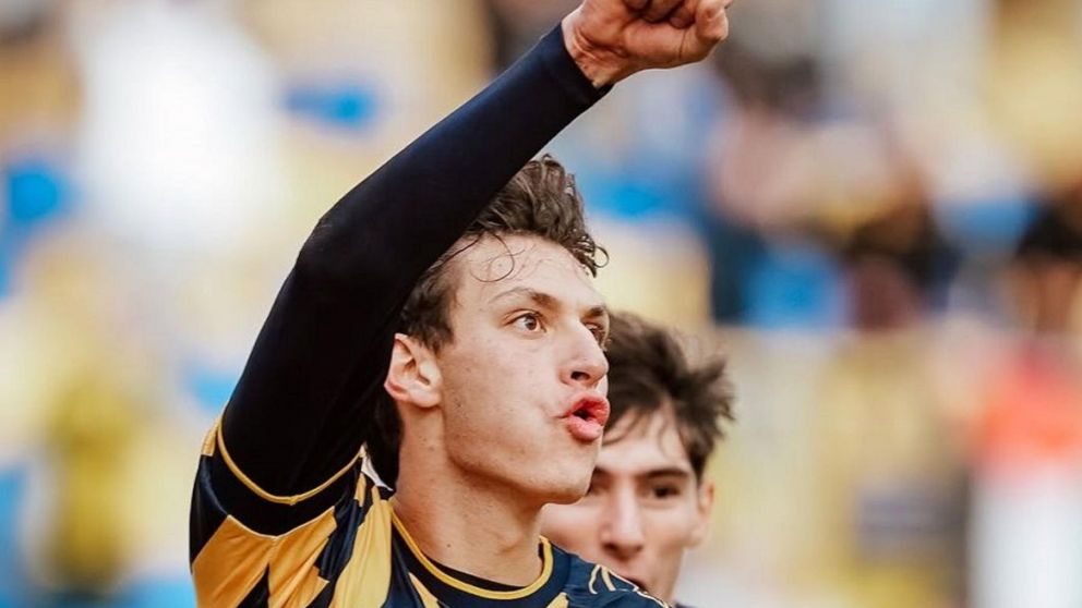 Escándalo en Italia: el bisnieto de Mussolini convirtió un gol y la hinchada lo festejó de una manera insólita