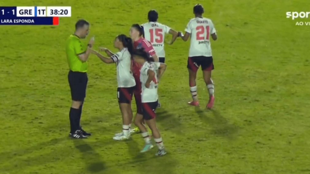Escándalo: gestos racistas, seis expulsiones y corridas en un River-Gremio femenino