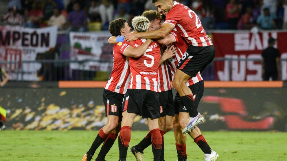 Estudiantes de La Plata goleó 3-0 a Vélez y se quedó con el Trofeo de Campeones