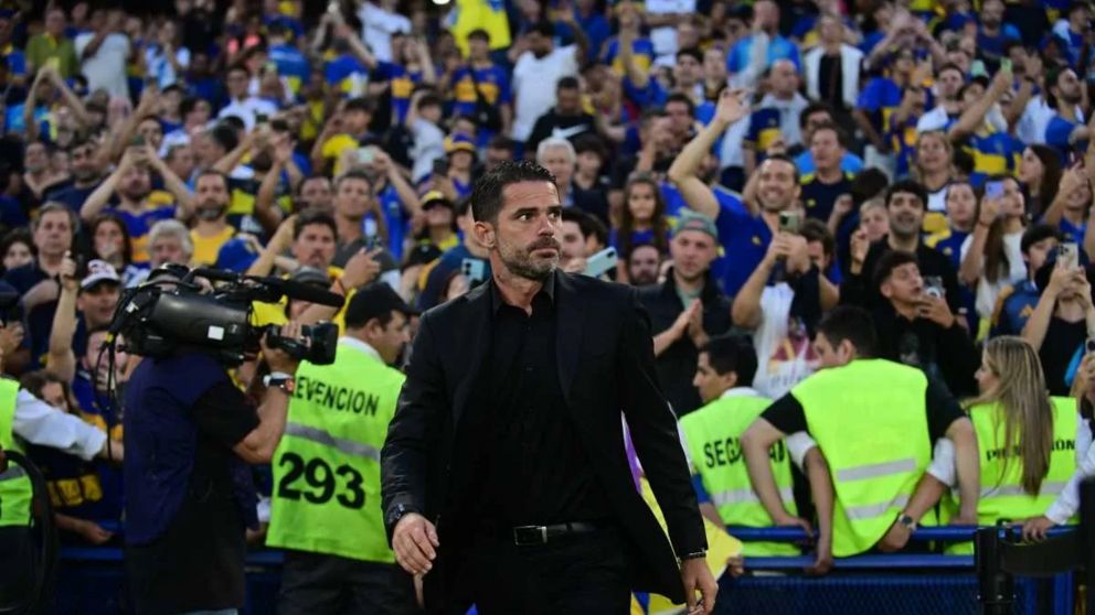 Atención Boca: Gago tomó una tajante decisión con un jugador del plantel que está con un pie afuera del club