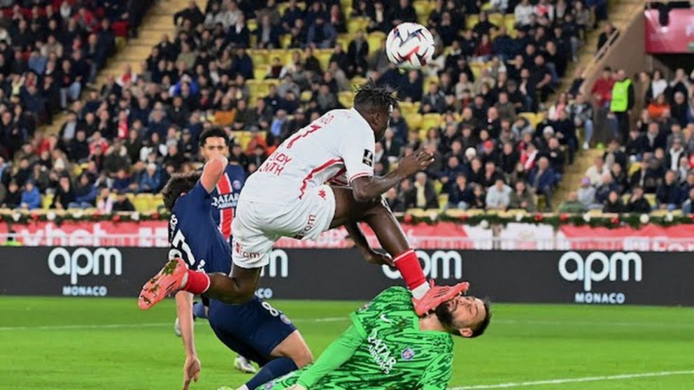 Video: Gianluigi Donnarumma recibió un tremendo planchazo en la cara y le cerraron la herida ¡con una abrochadora!