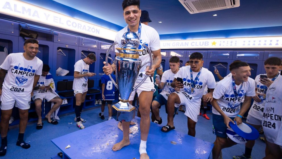 Luego de salir campeón, Aquino habló de su renovación con Velez y le mandó un mensaje a Riquelme: "Si me llama Román..."