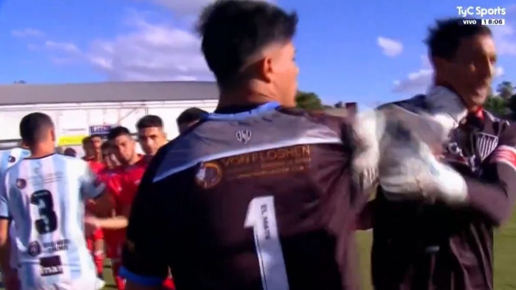 Los arqueros de Argentino de Quilmes y Los Andes se agarraron a trompadas en el saludo previo a la definición de la Primera B
