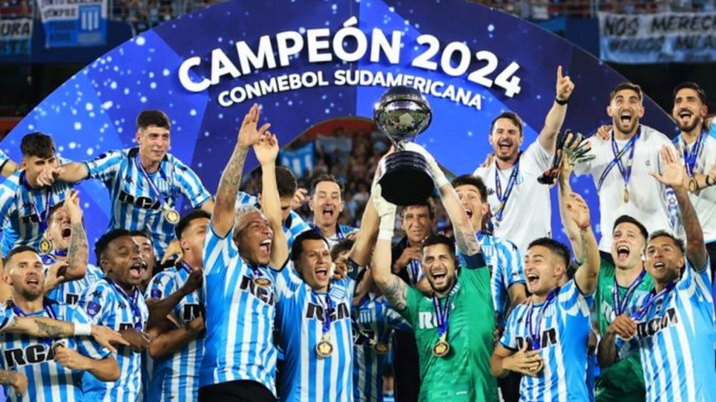 Videos: Racing lleg� a Rosario y los hinchas desataron una verdadera fiesta para recibir al campe�n de la Sudamericana