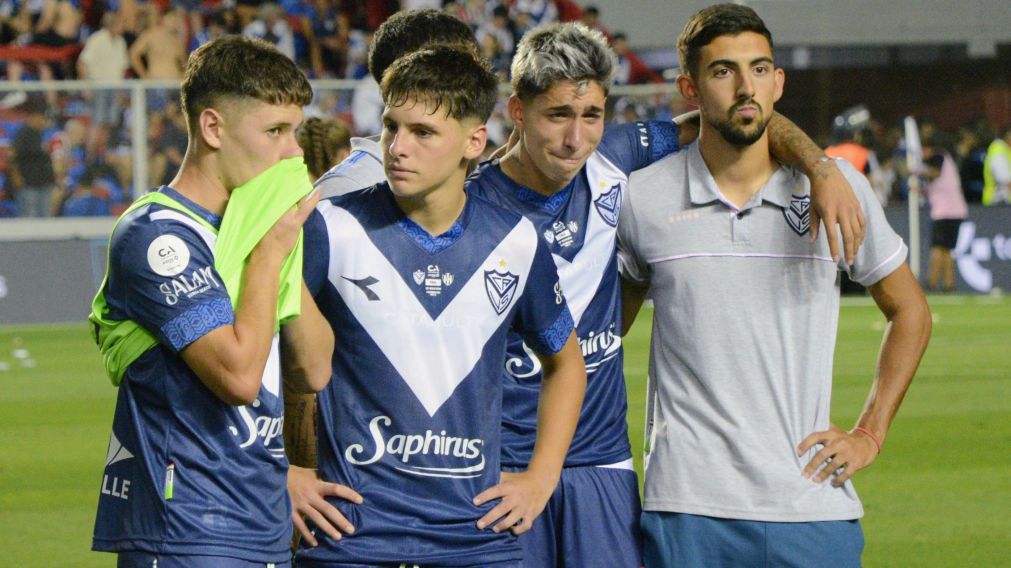 Escándalo total: los jugadores de Vélez terminaron a las piñas con los hinchas tras perder la Copa Argentina