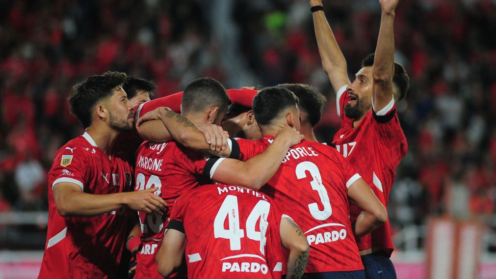 Independiente, con sufrimiento y un penal inventado por Espinoza y el VAR, venció a Atlético Tucumán y sueña con la Libertadores