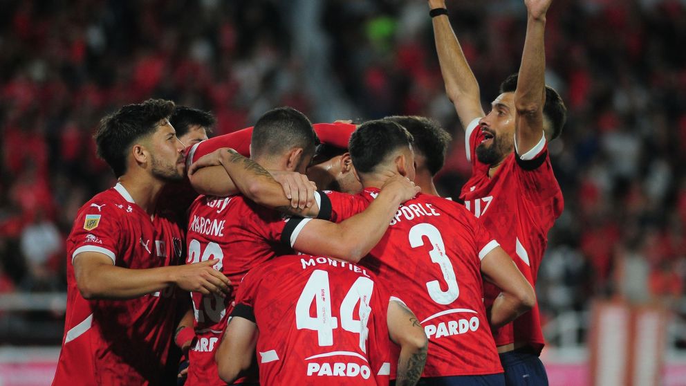 Independiente, con sufrimiento y un penal inventado por Espinoza y el VAR, venci� a Atl�tico Tucum�n y sue�a con la Libertadores