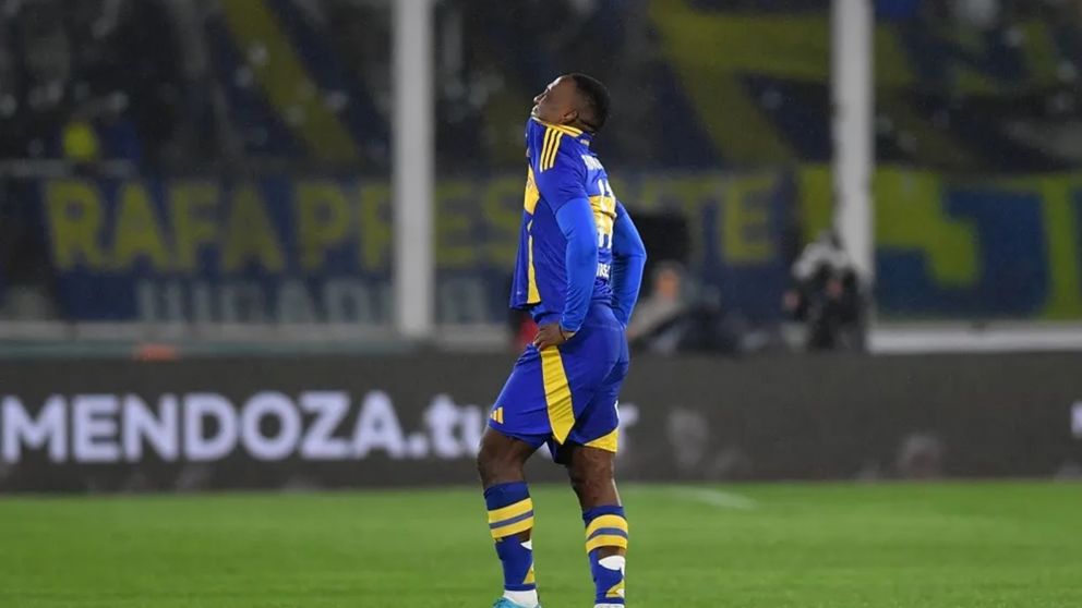 Luis Advíncula tuvo un enorme gesto con Boca luego de ser expulsado frente a Vélez: qué hizo