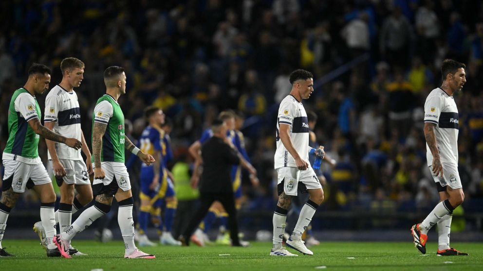 El capitán de Gimnasia destrozó a Yael Falcón Pérez por no haberle dado un penal contra Boca: "En esta cancha no pasa nada"