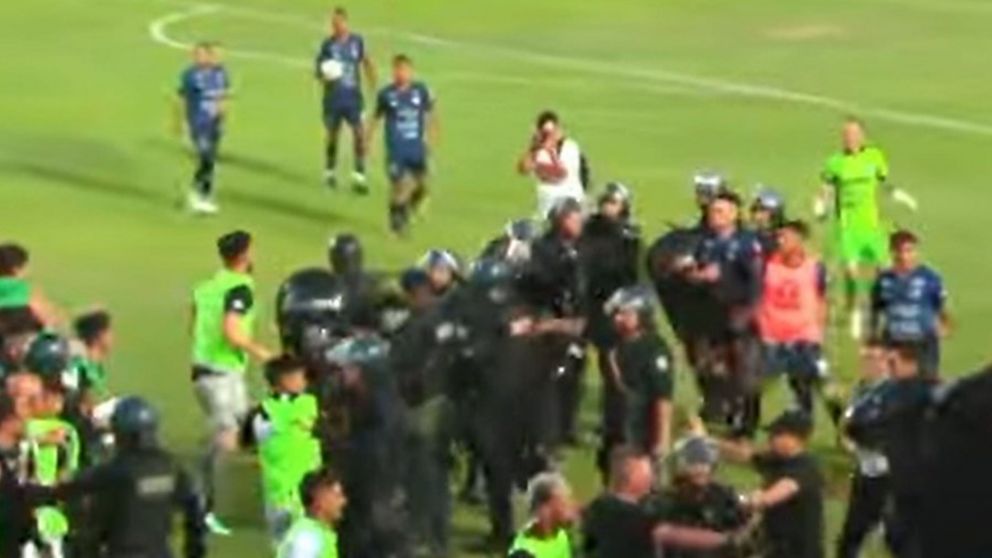 Escandalosa definición en el Federal A: Sarmiento La Banda eliminó a Villa Mitre en un final con tremendos incidentes