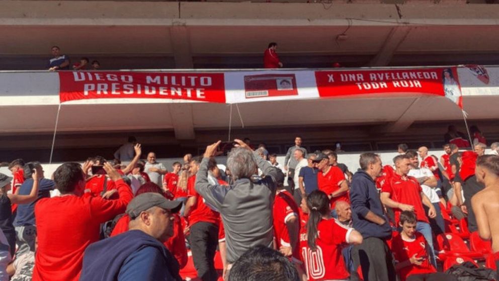 "Diego Milito presidente": la bandera que generó confusión en los hinchas de Independiente