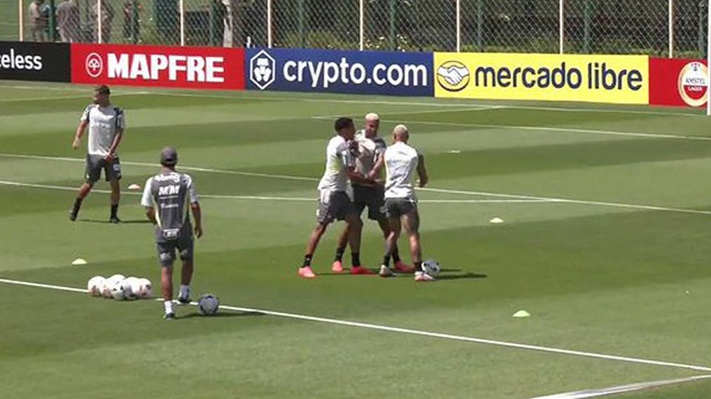 Deyverson y Vargas se cruzaron en la última práctica de Atlético Mineiro antes de la final de la Copa Libertadores: qué pasó