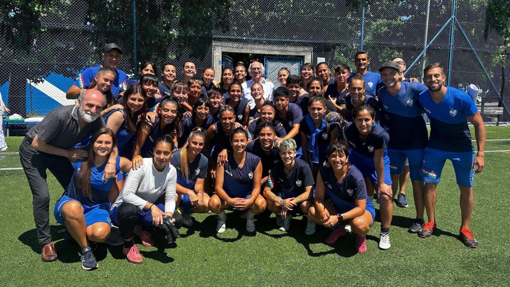 Carlos Bianchi visitó al equipo femenino de Vélez y le dejó un emotivo mensaje antes de la final por el ascenso