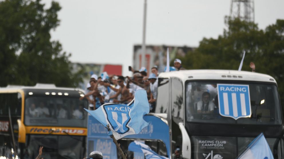 Racing vuelve a Argentina tras ganar la Copa Sudamericana: el tremendo recibimiento a los campeones en el Obelisco