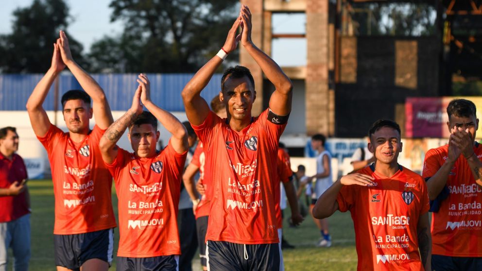PALMAS PARA EL PROFE. EN SU PRIMERA TEMPORADA EN LA DIVISIONAL, LOS DE LA BANDA DIERON QUE HABLAR.