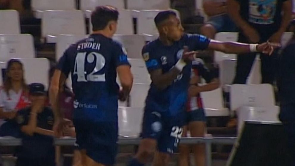 Video: Sebastián Villa hizo un gesto que desató una escandalosa batalla tras la derrota de River ante Independiente Rivadavia
