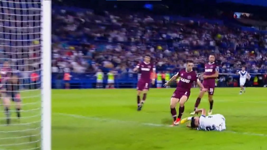 Tras el empate, Vélez explotó contra Fernando Echenique por un penal no cobrado: "Condicionó el resultado"
