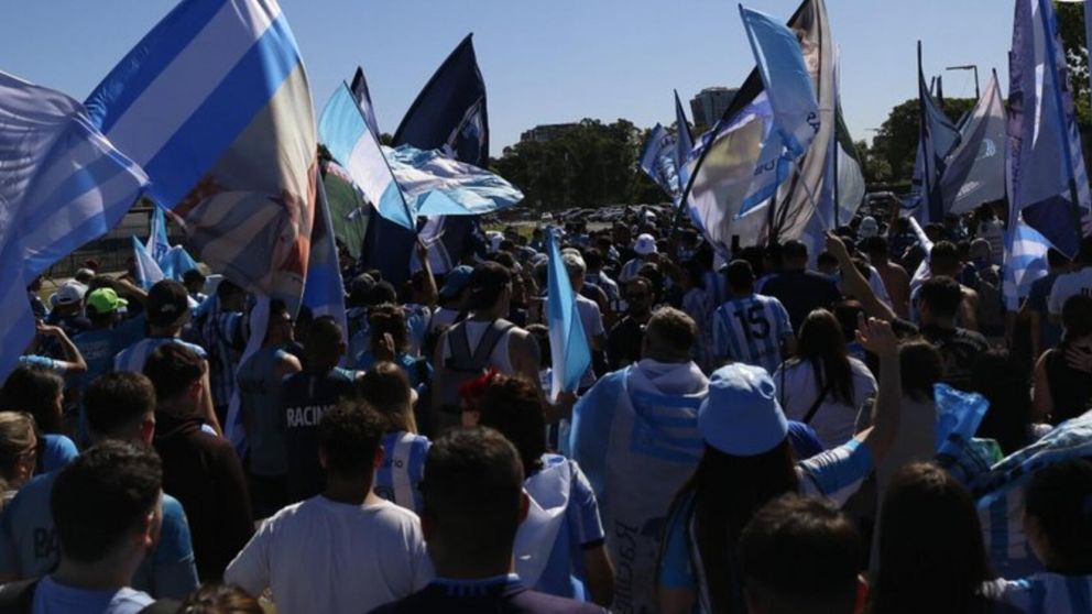 Los hinchas de Racing despidieron al plantel con un tremendo banderazo de cara a la final de la Copa Sudamericana