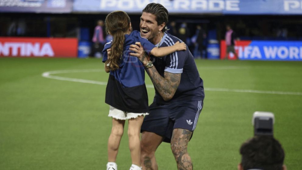 El emotivo momento de Rodrigo De Paul con su hija en la Bombonera: cánticos, risas y el abrazo con Paredes