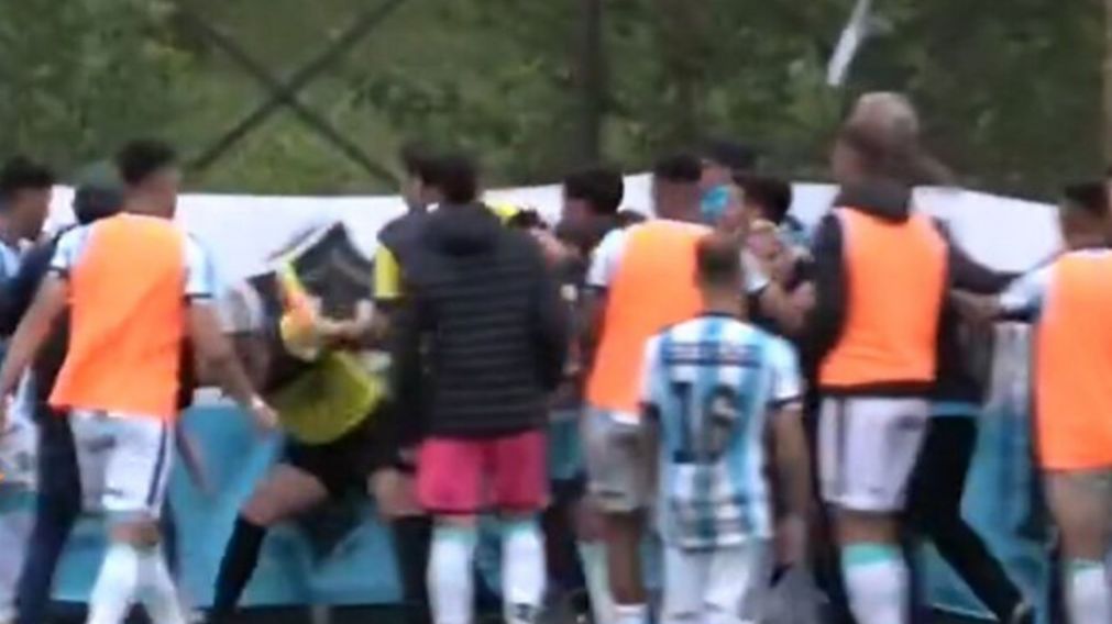 Esc�ndalo en el ascenso: la brutal agresi�n de los jugadores de Argentino de Merlo a un juez de l�nea