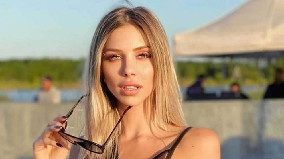 Video: Romina Malaspina posó con una bikini infartante y está lista para hacer estallar el verano