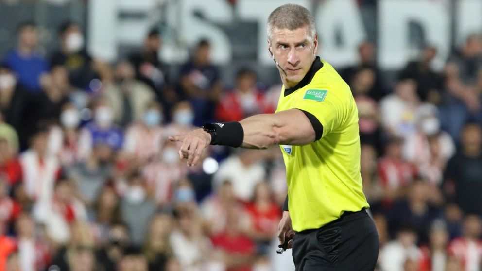 Quién es Anderson Daronco, el polémico árbitro que estará en el partido entre la Selección Argentina y Paraguay