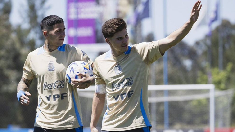 La Selección Argentina viajó a Paraguay sin el equipo confirmado: ¿se mete Julián Álvarez entre los titulares?